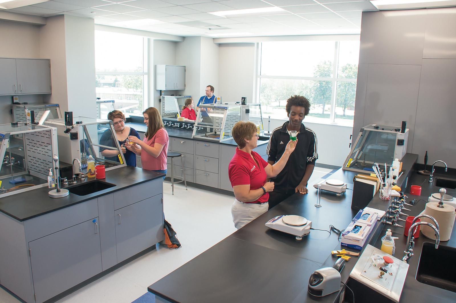 VinU bio lab with students and instructor.