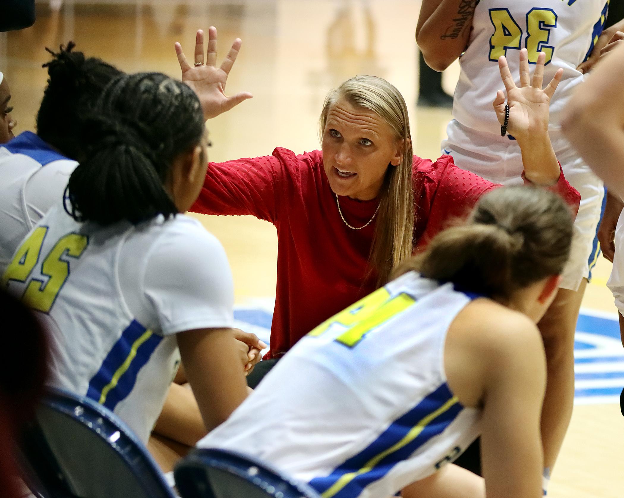 Ingrida Hartsfield coaching during a timeout.